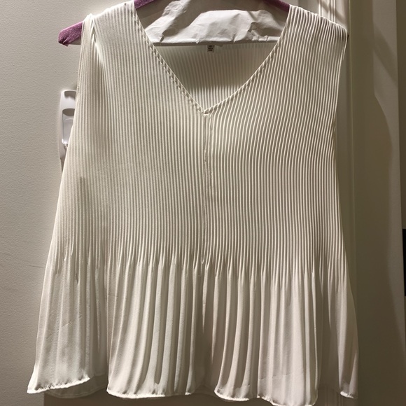 💛Aritzia Damien pleated blouse - Picture 2 of 2